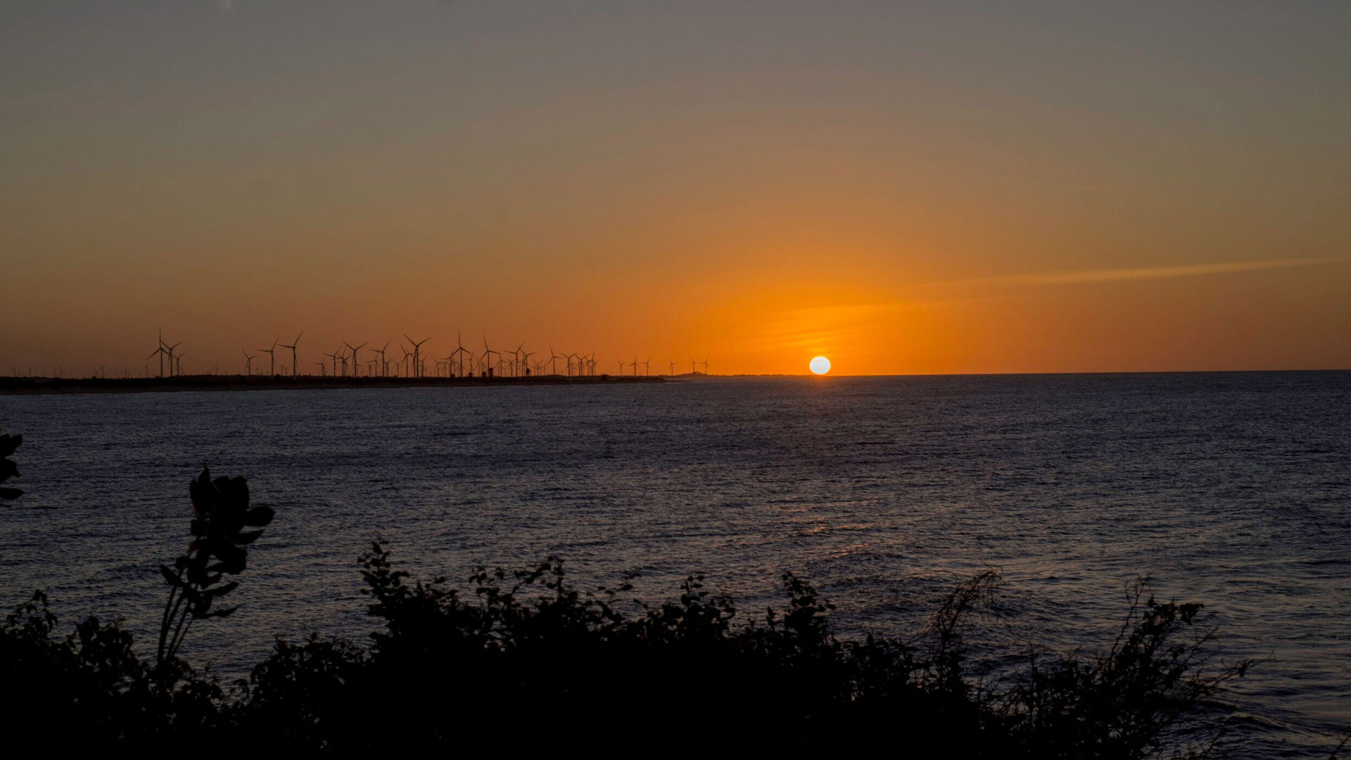 [Turistas caminhando nas formações rochosas de Tourinhos]