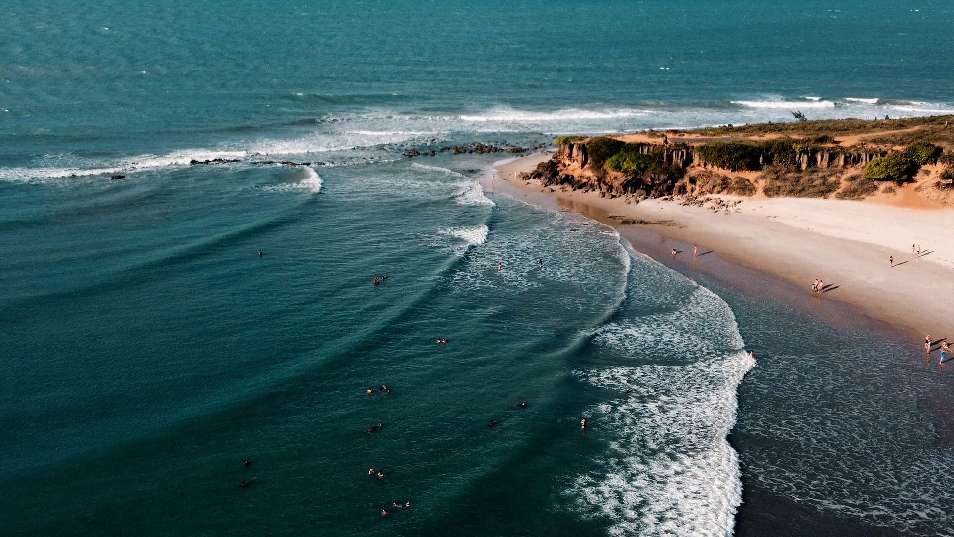 [Vista panorâmica da Praia de Tourinhos com dunas e mar azul]